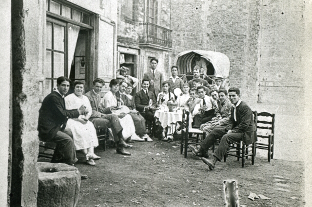 1920_00_00_d_vida quotidiana_ Parant la fresca ala Plaça_